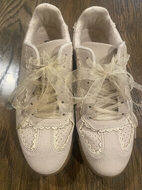 Lace-Up Cream Women’s Fashion Sneakers with Ribbon Laces